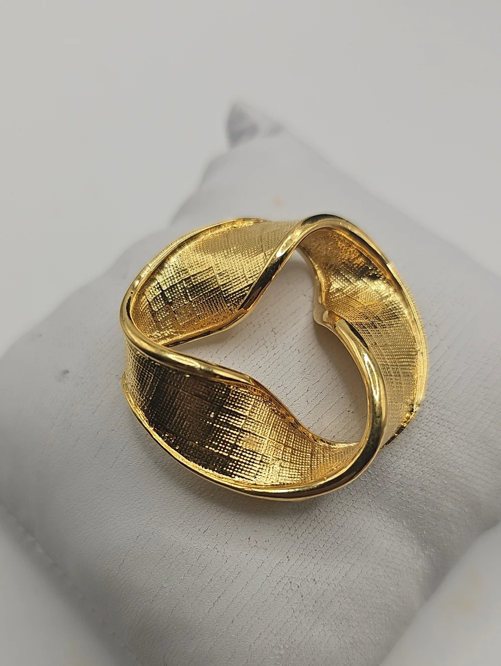 Napier Vintage Swirl Brooch Womens OS Gold Textured Abstract Mobius Pin L1.5in